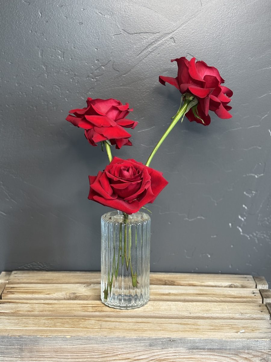 Minimalist Centerpiece - Clean, modern floral centerpiece